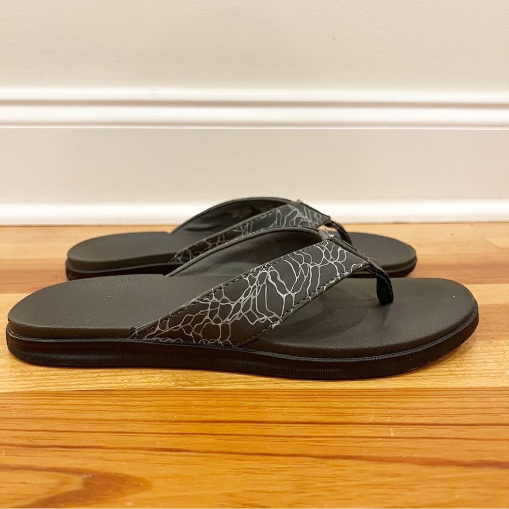 Olukai Alania Kai Pai M Sandals Mens 7 Black Wave Pattern Beach Flip Flops